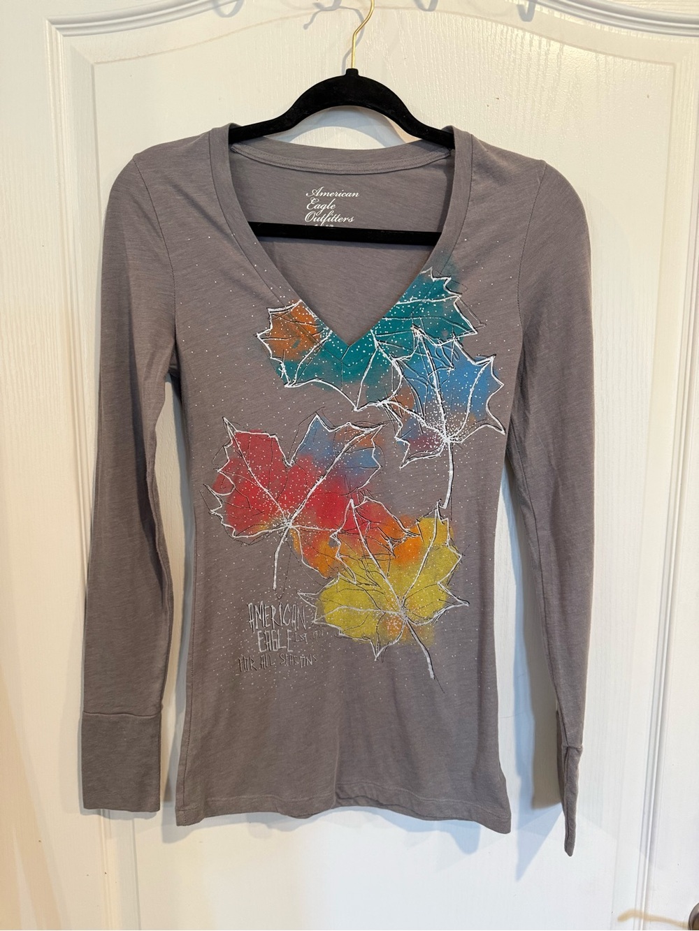 American Eagle y2k 2000s gray w maple leaf long-sleeve V-neck t-shirt small